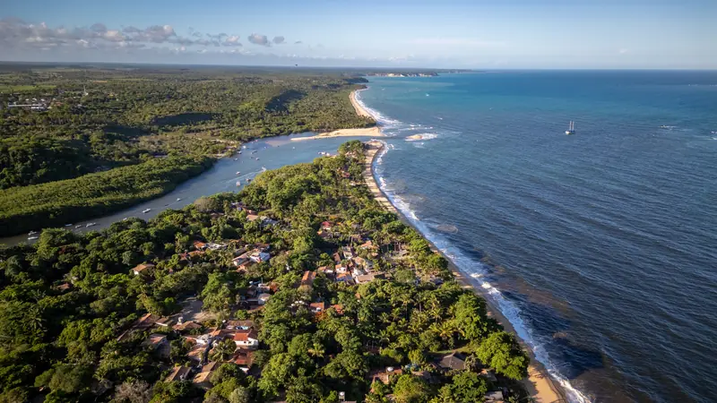 Vista aérea da foz do rio Caraíva e da costa