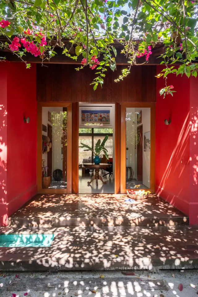 Entrada de uma das alas sob o pergolado com buganvília