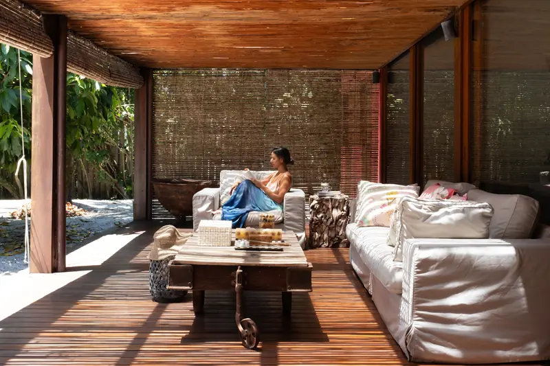 Varanda com sofás e vista para o jardim