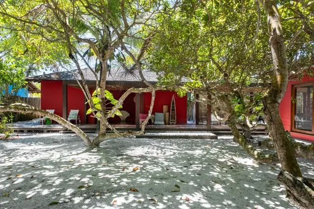 Jardim de areia com árvores diante da ala vermelha