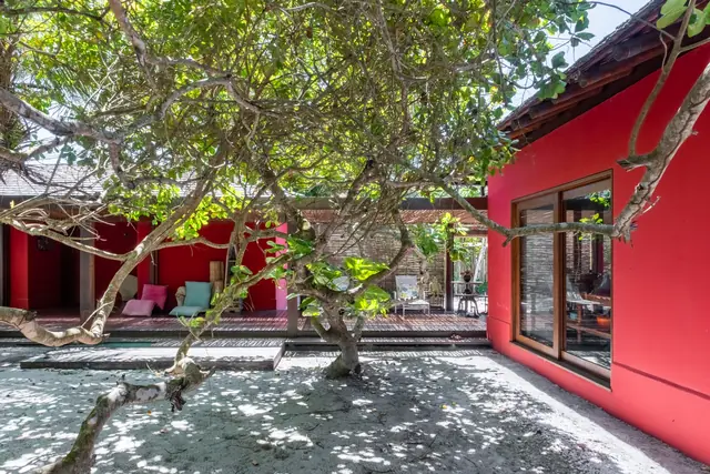 Pátio entre as alas da casa, com árvores