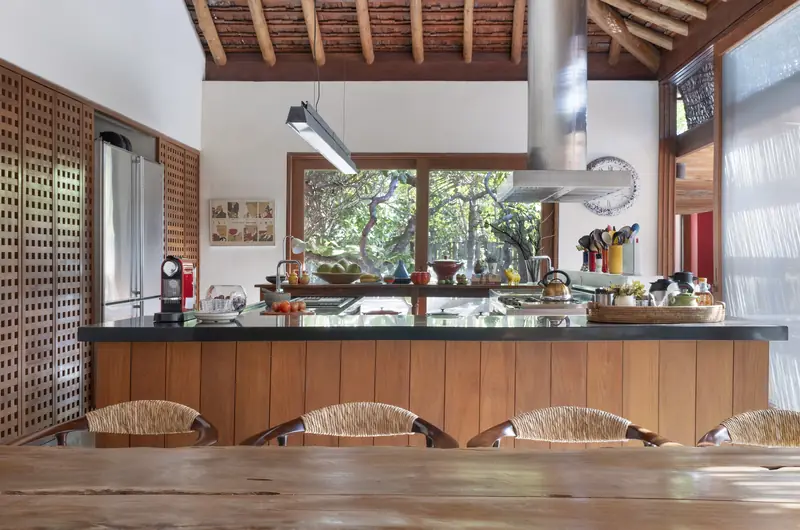 Cozinha e bancada, outro ângulo