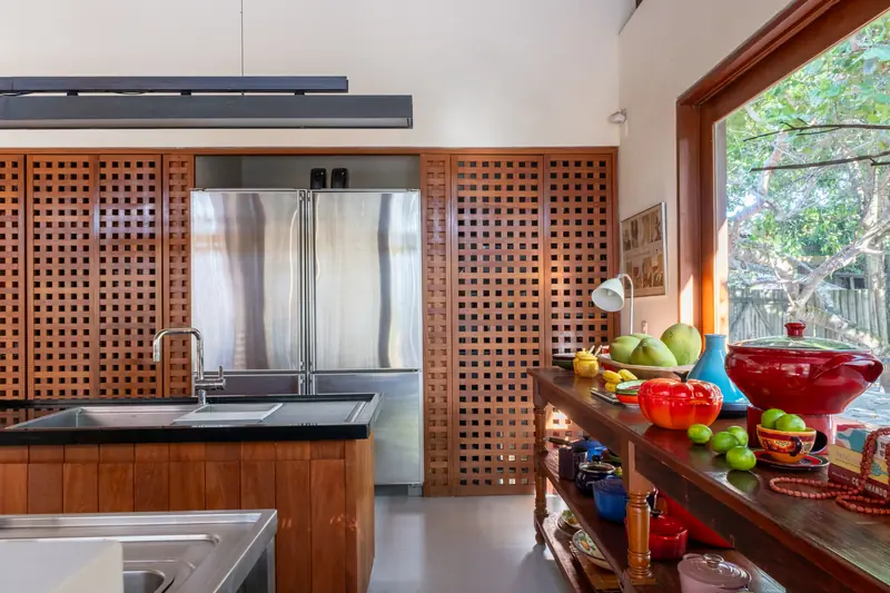 Cozinha com bancada e janela para o jardim