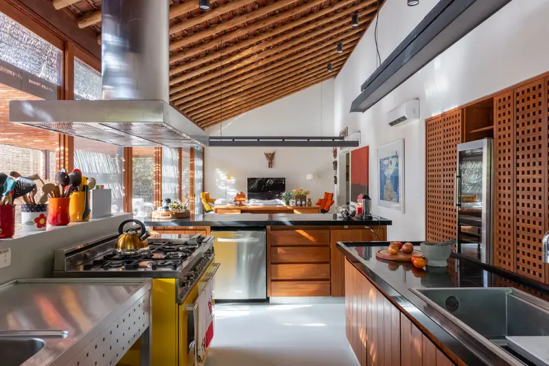 Cozinha com fogão e coifa, outro ângulo