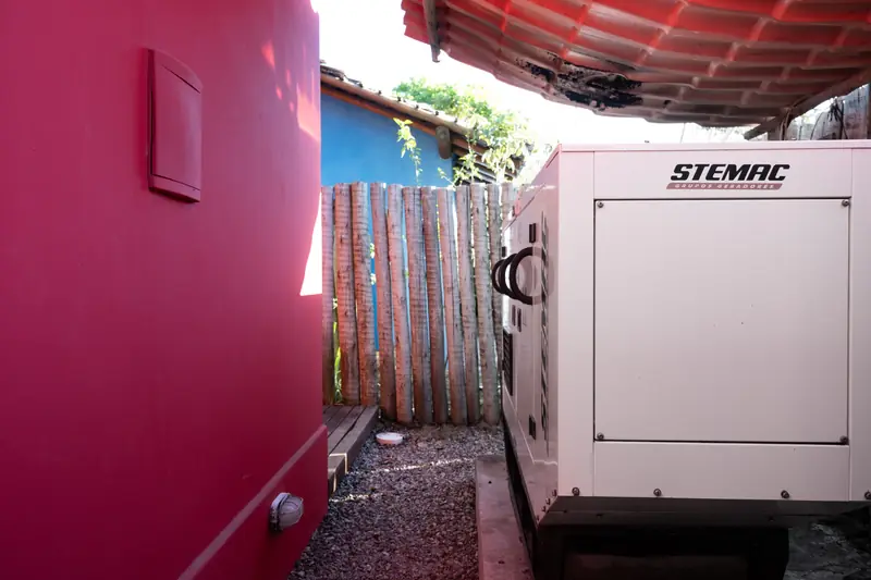 Gerador Stemac de 30 kVA junto ao muro