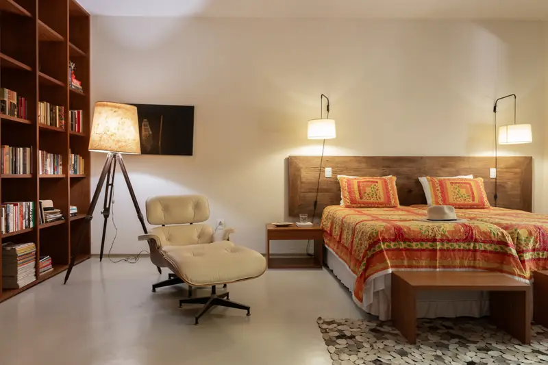 Suíte com estantes de livros e cama