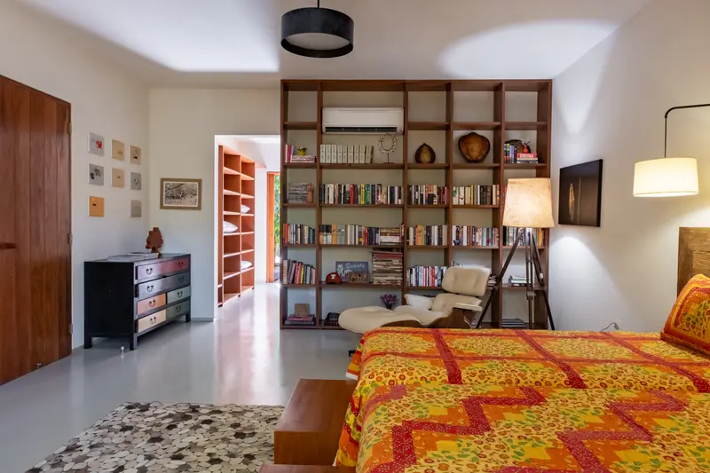 Suíte com estante e cama, outro ângulo