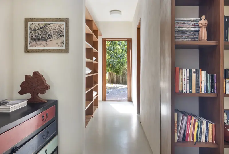 Corredor com estantes de livros